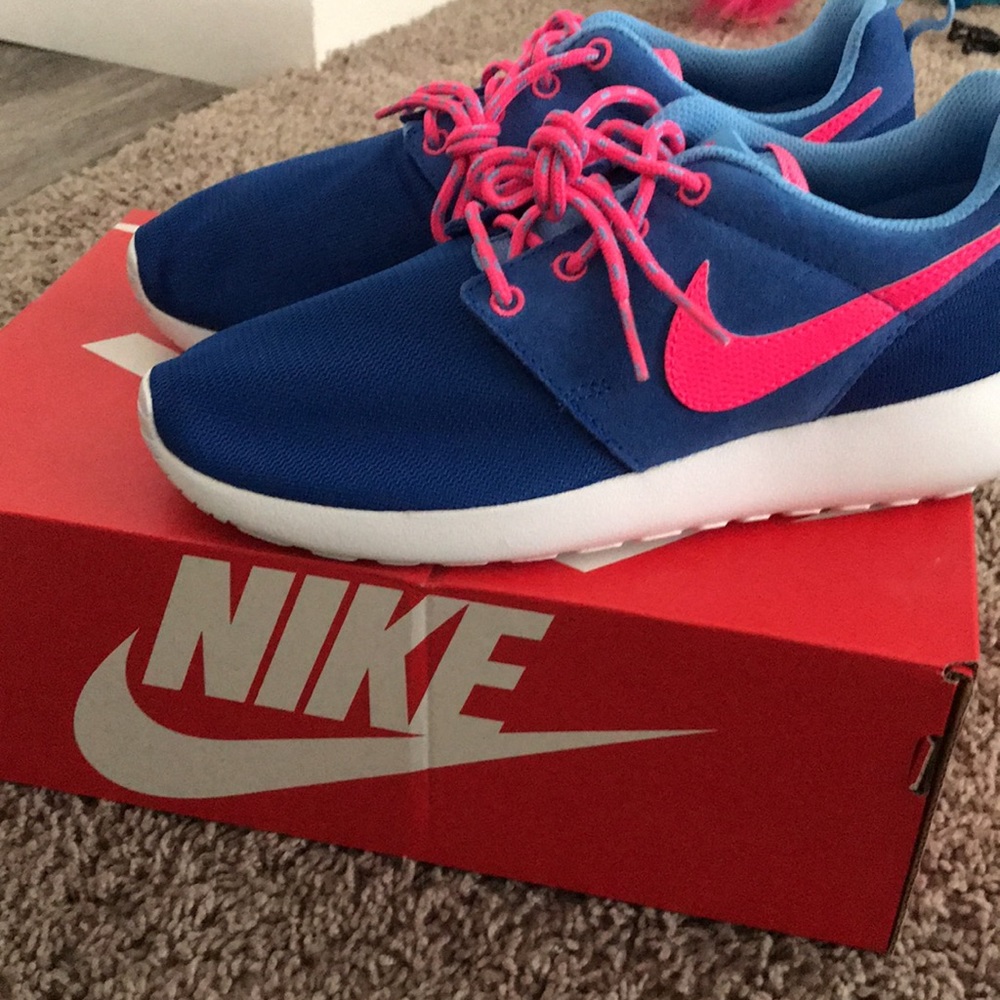 Nike Rosherun, brand new. Size 4Y